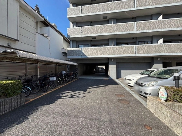 エスリード夙川東 駐車場・駐輪場