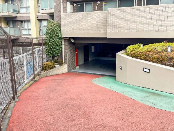 ベルジェント青葉アルテナ 駐車場入口