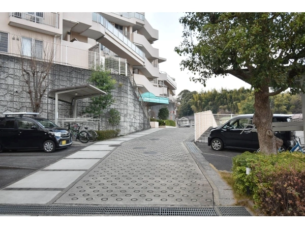 バースシティ日吉台 駐車場・駐輪場