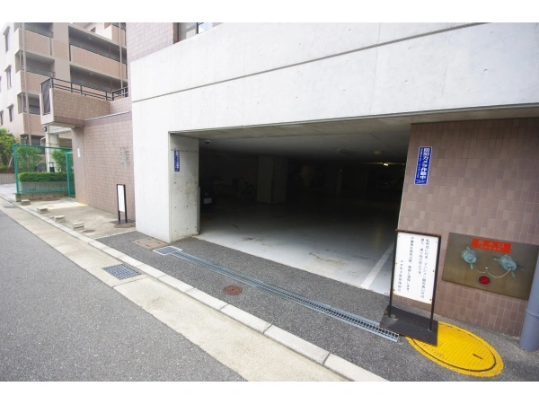 ダイアパレス甲子園 駐車場入口