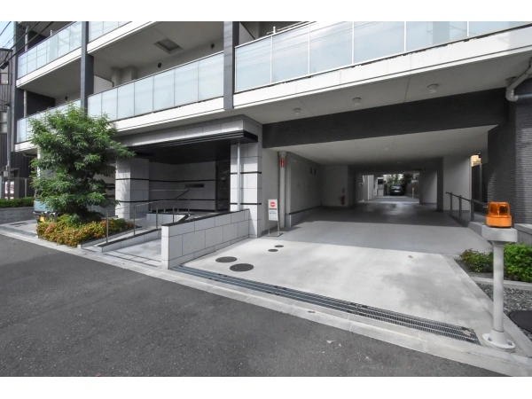 クレアホームズ喜多見 駐車場入口