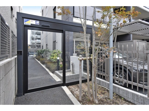 エクセレントシティ南行徳1丁目  駐輪場入口