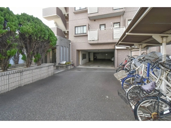 日神パレステージ西横浜 駐車場