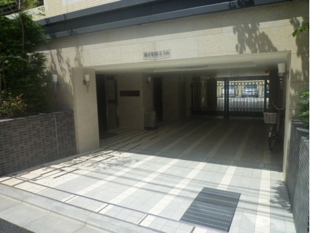 パークコート学芸大学レーヴィス 駐車場入り口