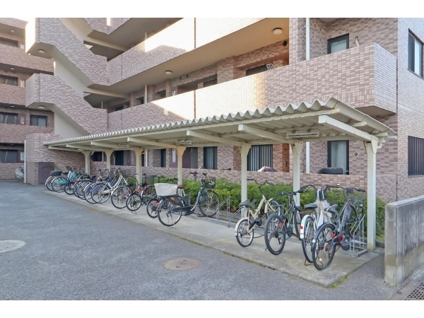ロイヤルステージ松戸六実 駐輪場