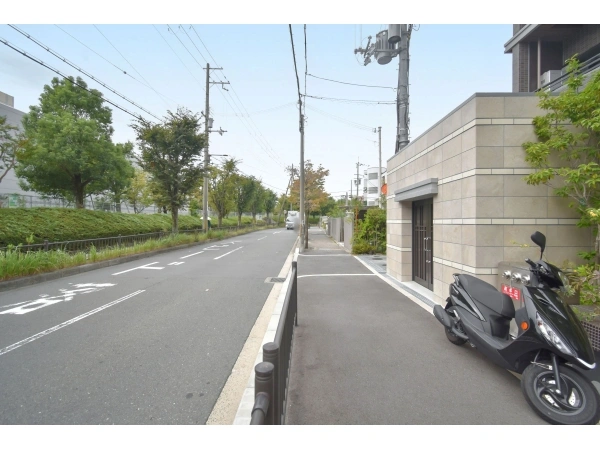 シーンズ高槻真上町  前面道路