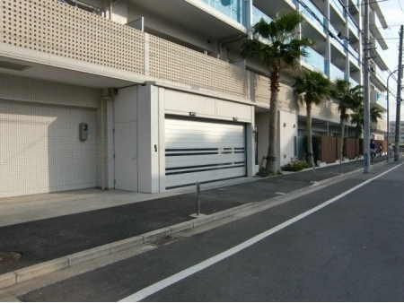 クレッセント横浜シーサイド 敷地内駐車場入り口