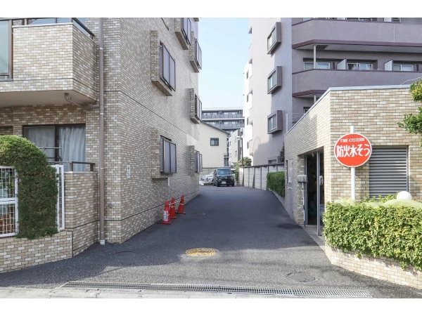 川口西青木ローヤルコーポ 駐車場