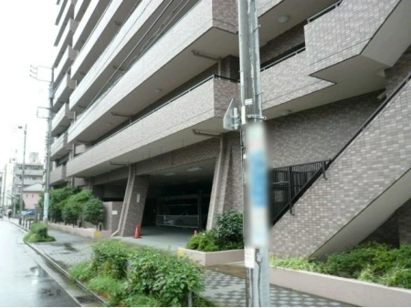 蒔田公園パインマンション 駐車場入口