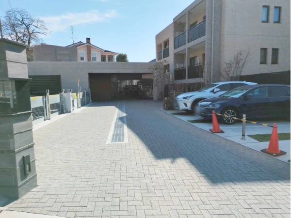 グランヴィ岡本 駐車場