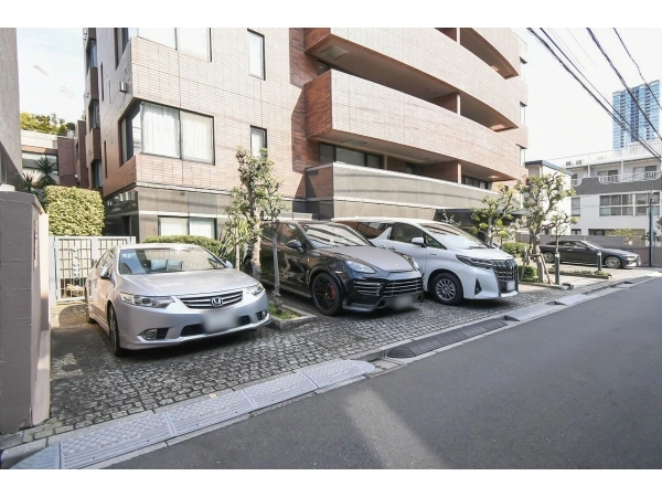 グランエクレール白金 駐車場