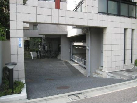 東急ドエルアルス世田谷弦巻弐番館 駐車場