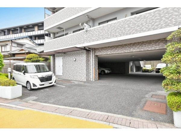 植田中央パークホームズ 駐車場