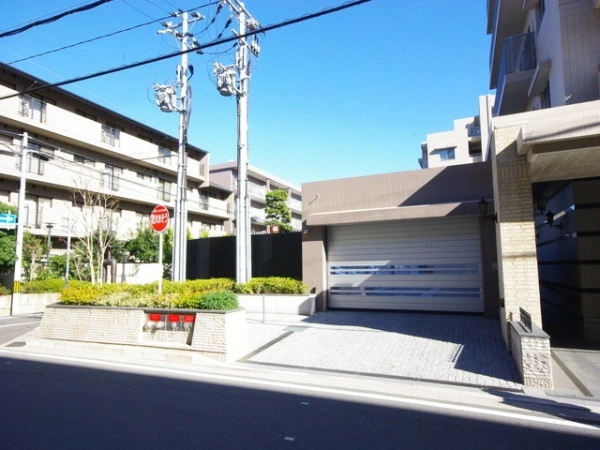 ジオ甲子園口北町 駐車場