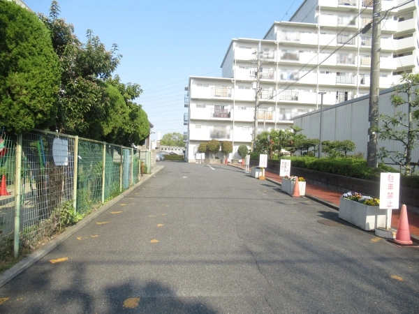 日商岩井第11緑地公園マンション アプローチ