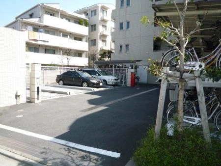 レーベンハイム小竹町フェイヴ 駐車場