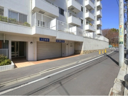 アパガーデンズ新宿戸山公園 駐車場