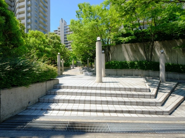 オークヒルズ香里壱番館 アプローチ