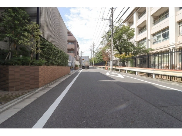 マストレジデンス宮前平 前面道路