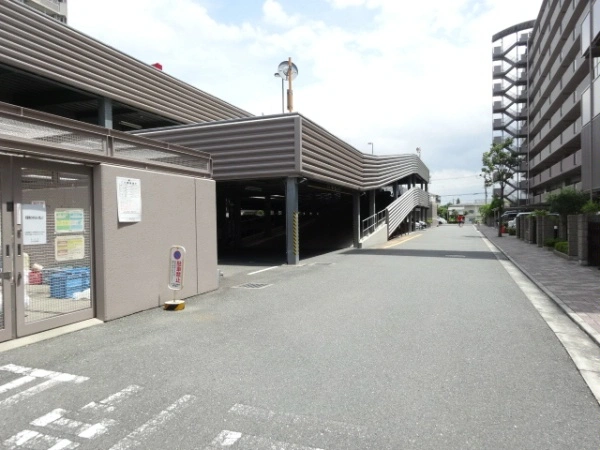 ジオ茨木学園町1番館　花の木通り 駐車場