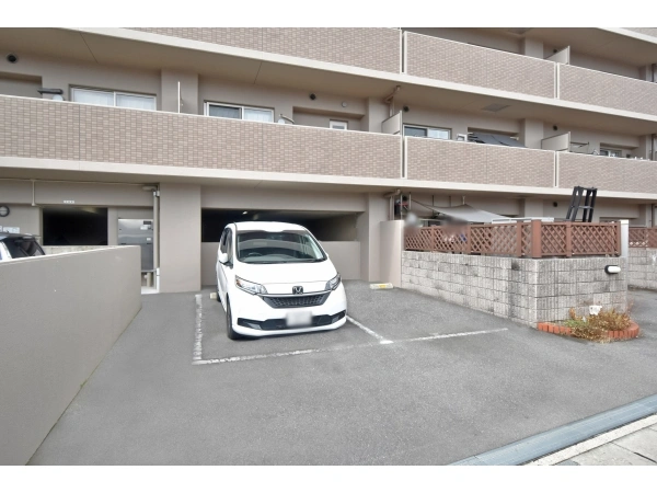 グラン・コート向日町北 駐車場