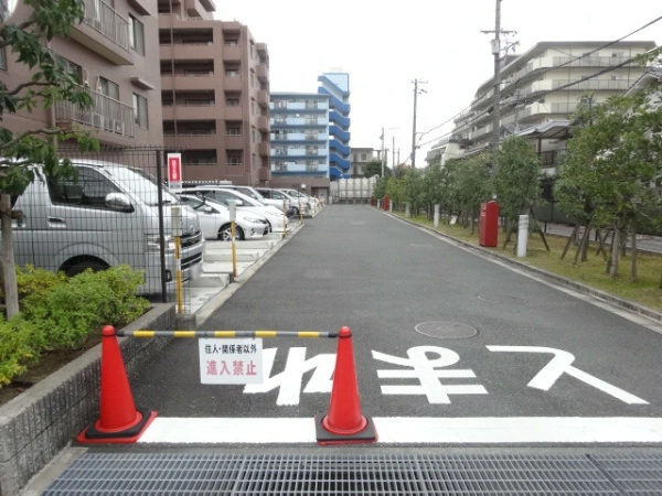 ロイヤルアーク千里丘 駐車場