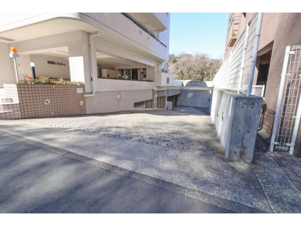 湘南鷹取ミセスカーム 駐車場
