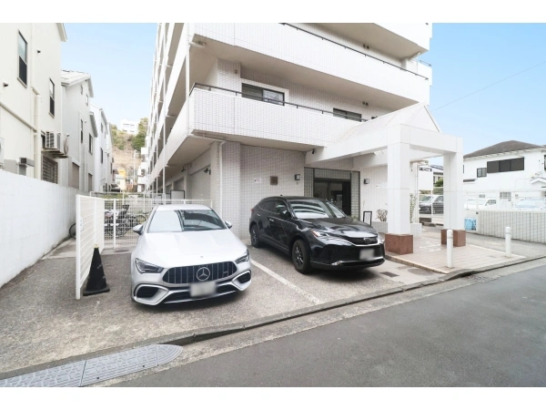 トーカンマンション新根岸 駐車場