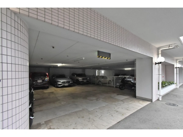 グローリア初穂鎌倉岡本 駐車場