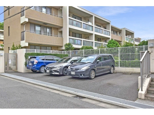 プラウディア栗木台 駐車場