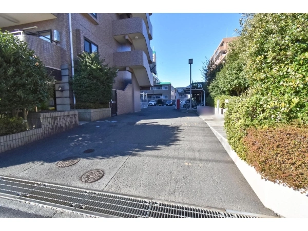 日神パレステージ湘南台 駐車場