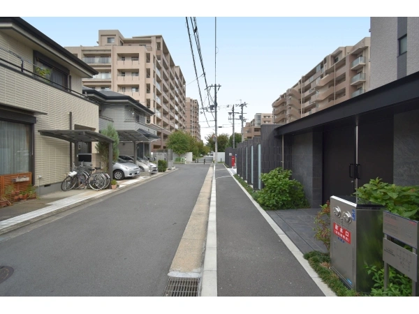 レ・ジェイド茨木東中条  前面道路