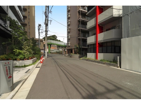 サンリヤン横浜鶴見ブランシエラ  前面道路