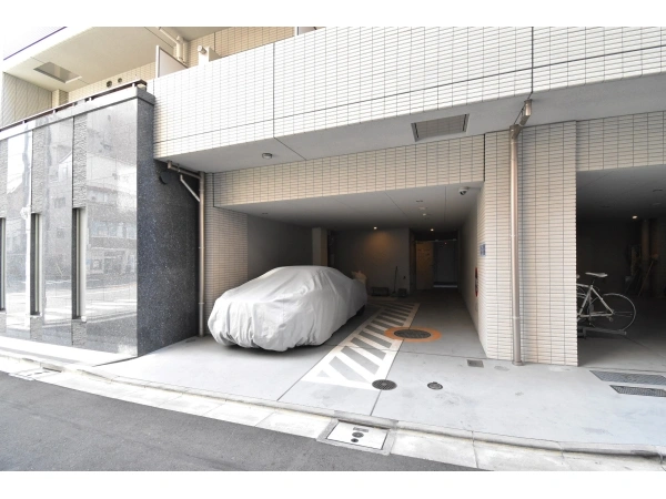 コンシェリア東京〈KURAMAE STATION FRONT〉 駐車場