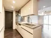 【東京都/渋谷区上原】ザ・パークハウス上原 約4.2帖のキッチンスペースは廊下とLDの両方から出入り可。便利な食器洗乾燥機やディスポーザー付き。