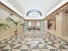 【東京都/港区赤坂】ヴェーゼント赤坂新坂 アーチ状の窓から柔らかな自然光が差し込むエントランスロビー。ソファやテーブルが配置されています。