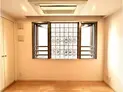 【東京都/新宿区市谷本村町】アトラス四谷レジデンス LDK:大きな窓により抜け感・通気性良好です
ガラス窓によりプライバシー確保してます