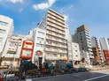 【東京都/千代田区飯田橋2丁目】サンパークマンション千代田 外観:東京メトロ東西線「飯田橋」駅、徒歩2分の立地、総戸数53戸のマンションです。