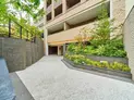 【東京都/新宿区弁天町】グレンドール新宿牛込柳町 エントランス:緑のあるマンションアプローチです。