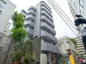 【東京都/文京区本郷1丁目】クレアシオン後楽園 外観:中央グレーの建物