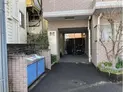 【神奈川県/横浜市港北区大倉山6丁目】横浜市港北区大倉山6丁目 一棟マンション 手前:ゴミ置き場・奥:駐輪スペース
