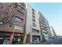 【神奈川県/横浜市西区戸部本町】横浜市西区戸部本町 店舗・事務所(区分) 外観:写真中央(白い外観)