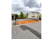 【東京都/稲城市若葉台】稲城市若葉台四丁目　土地 本物件（南西側道路上から撮影）