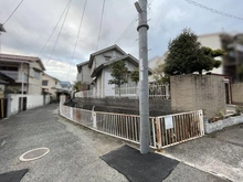 【兵庫県/伊丹市安堂寺町】伊丹市安堂寺町六丁目建物付き土地 現地：前面道路含む外観