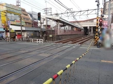 【東京都/中野区鷺宮】中野区鷺宮4丁目　借地権土地 西武新宿線「鷺ノ宮」駅（現地より約90m）：西側中杉通り踏切からホームへ