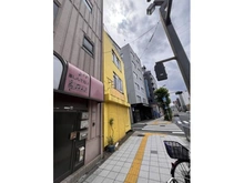 【東京都/台東区浅草橋】台東区浅草橋三丁目　土地 現地（古家あり）：写真中央（黄色の建物部分）