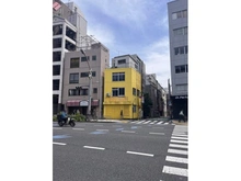 【東京都/台東区浅草橋】台東区浅草橋三丁目　土地 現地（古家あり）：写真中央（黄色の建物部分）
