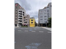 【東京都/台東区浅草橋】台東区浅草橋三丁目　土地 現地（古家あり）：写真中央（黄色の建物部分）