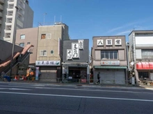 【東京都/文京区大塚】文京区大塚5丁目　土地 現地（古家あり）：右から3番目のお蕎麦屋さんが該当物件です。