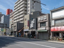 【東京都/文京区大塚】文京区大塚5丁目　土地 現地（古家あり）：右から2番目のお蕎麦屋さんが該当物件です。